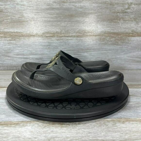 Crocs Women’s Sanrah Liquid Metallic Sandals Size 7 - Picture 1 of 9